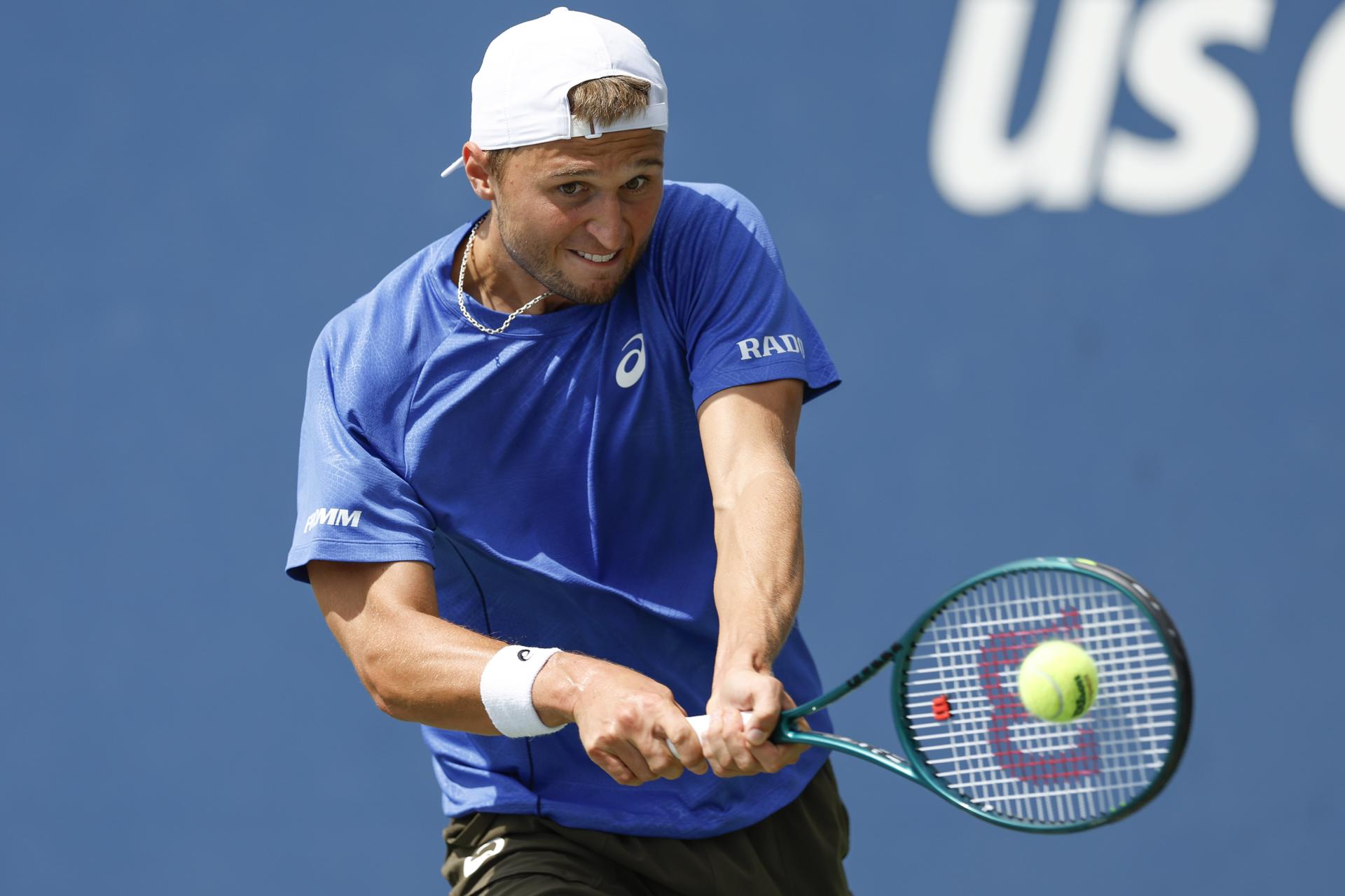 El suizo Leandro Riedi venció al argentino Francisco Cerúndolo por 3-6, 4-6, 6-4, 6-4 y 6-2 en el US Open. EFE/EPA/JOHN G. MABANGLO