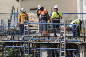 Varios trabajadores, este lunes 18 de agosto, en una obra en el centro de València. EFE/Manuel Bruque