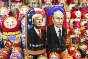 Imagen de archivo de "matrioshkas" (tradicionales muñecas de madera rusas) con el rostro del jefe del Kremlin y su homólogo estadounidense.EFE/EPA/MAXIM SHIPENKOV