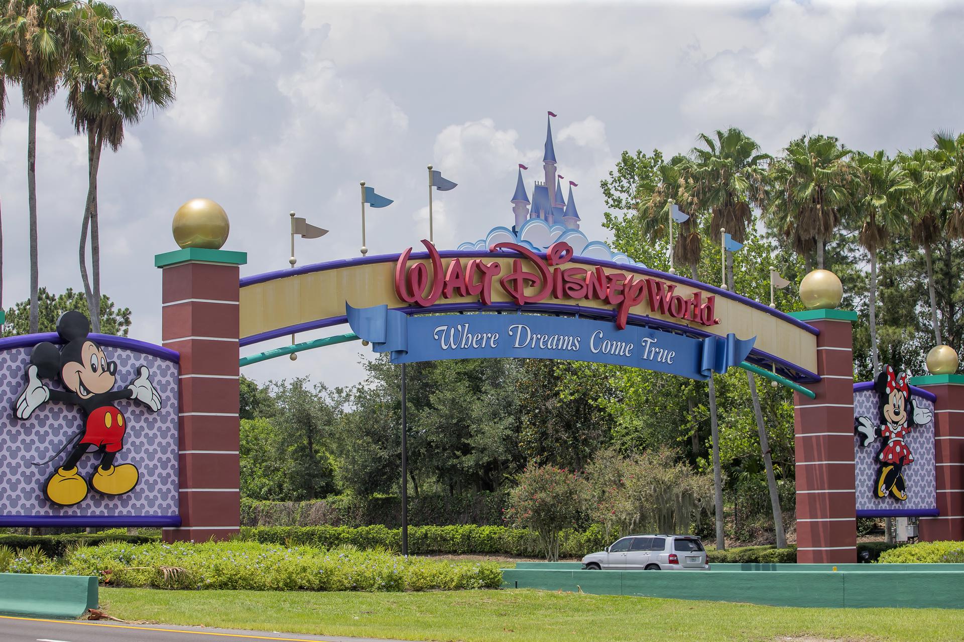 Fotografía de archivo de la entrada principal de Walt Disney World Resort en Orlando, Florida. EFE/ERIK S. LESSER