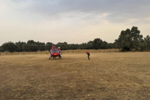 Miembros del Grupo Especial de Rescate en Altura (GERA) de la Comunidad de Madrid han rescatado en la tarde de este domingo a 19 personas que cayeron al agua en el embalse del Atazar cuando practicaban kayak y una fuerte racha de viento volcó varias embarcaciones. EFE/Comunidad de Madrid. SOLO USO EDITORIAL/SOLO DISPONIBLE PARA ILUSTRAR LA NOTICIA QUE ACOMPAÑA (CRÉDITO OBLIGATORIO)