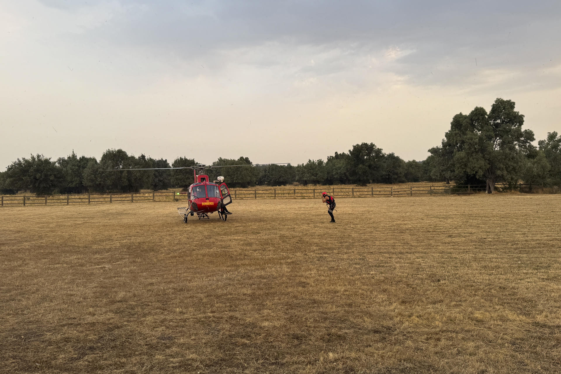 Miembros del Grupo Especial de Rescate en Altura (GERA) de la Comunidad de Madrid han rescatado en la tarde de este domingo a 19 personas que cayeron al agua en el embalse del Atazar cuando practicaban kayak y una fuerte racha de viento volcó varias embarcaciones. EFE/Comunidad de Madrid. SOLO USO EDITORIAL/SOLO DISPONIBLE PARA ILUSTRAR LA NOTICIA QUE ACOMPAÑA (CRÉDITO OBLIGATORIO)