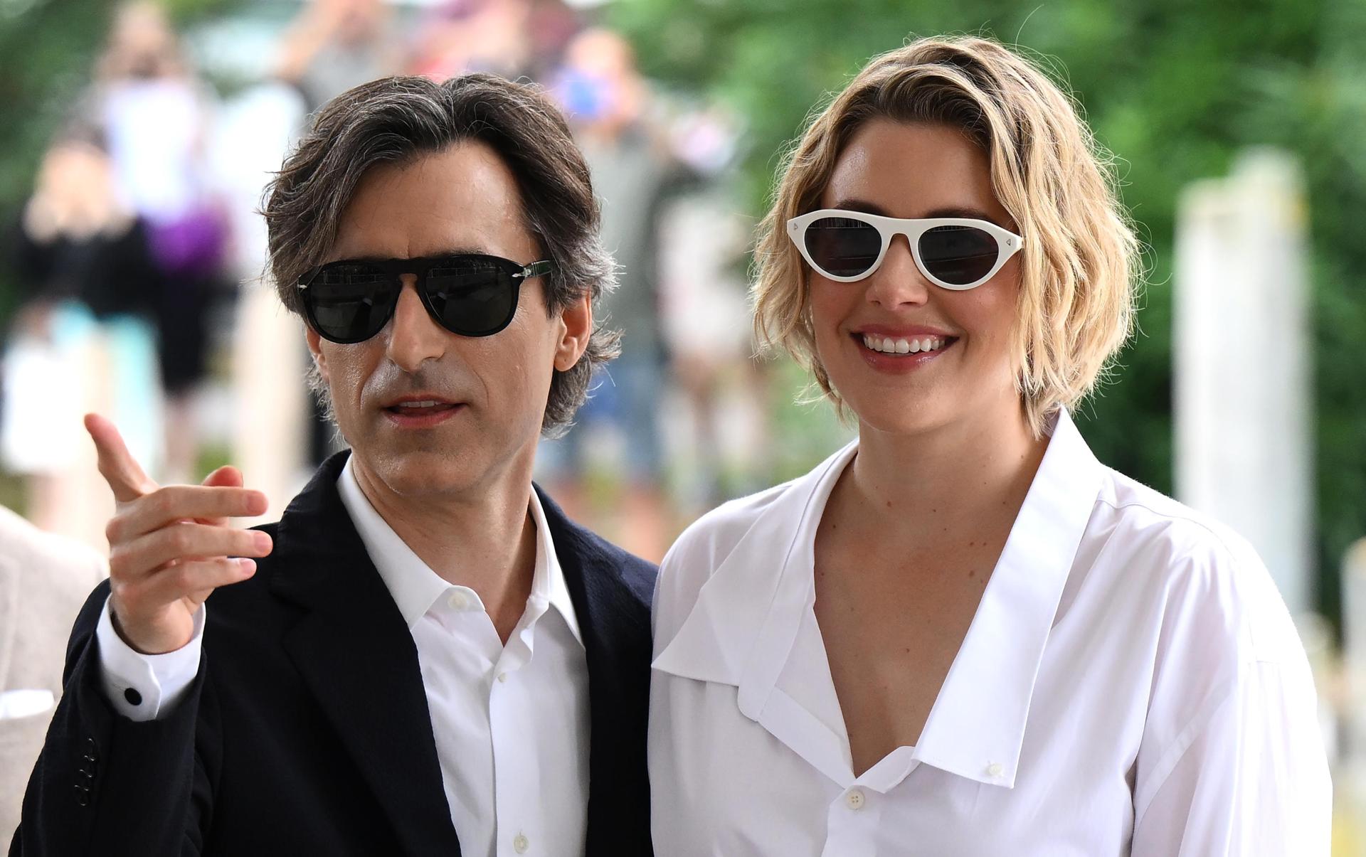 El cineasta estadounidense Noah Baumbach (L) y la actriz y directora estadounidense Greta Gerwig llegan a la playa del Lido para el Festival Internacional de Cine de Venecia, en Venecia, Italia, el 28 de agosto de 2025. La 82ª edición del Festival de Cine de Venecia se celebra del 27 de agosto al 6 de septiembre de 2025. (Cine, Cine, Italia, Venecia) EFE/EPA/ETTORE FERRARI