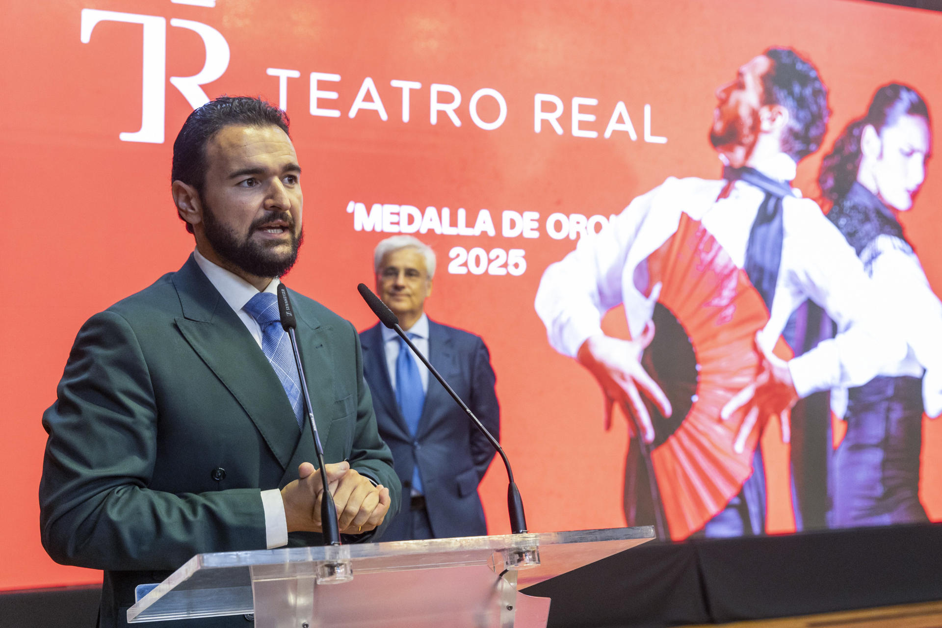 El alcalde de La Unión Joaquín Zapata durante un momento de su intervención tras entregar la Medalla de Oro de la 64 edición del Festival Internacional del Cante de Las Minas al Teatro Real. EFE/Marcial Guillén