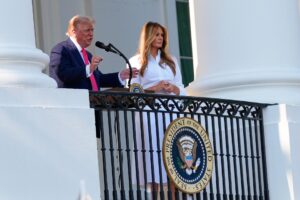 Fotografía del presidente de Estados Unidos, Donald Trump, y la primera dama, Melania Trump. EFE/Alex Brandon