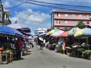 Fotografía de puestos improvisados de alimentos en el Mercado Municipal de Bourda, en Georgetown (Guyana). EFE/ Nazima Raghubir