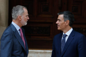 Imagen de archivo de Felipe VI (i) y del presidente del Gobierno, Pedro Sánchez (d), en el Palacio de Marivent, en Palma de Mallorca, el pasado 29 de julio. EFE/ Ballesteros