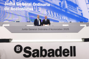 El presidente del Banco Sabadell, Josep Oliu (d) junto al consejero delegado, César González-Bueno (i), durante una Junta General de Accionistas de la entidad. EFE/ Quique García