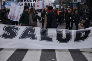 AME3531. BUENOS AIRES (ARGENTINA), 17/07/2025.- Personas participan en la 'Marcha Nacional de Salud' este jueves, en Buenos Aires (Argentina). Trabajadores del Hospital Garrahan, el mayor centro pediátrico de Argentina, realizan una marcha en reclamo de mejoras salariales. EFE/ Stringer