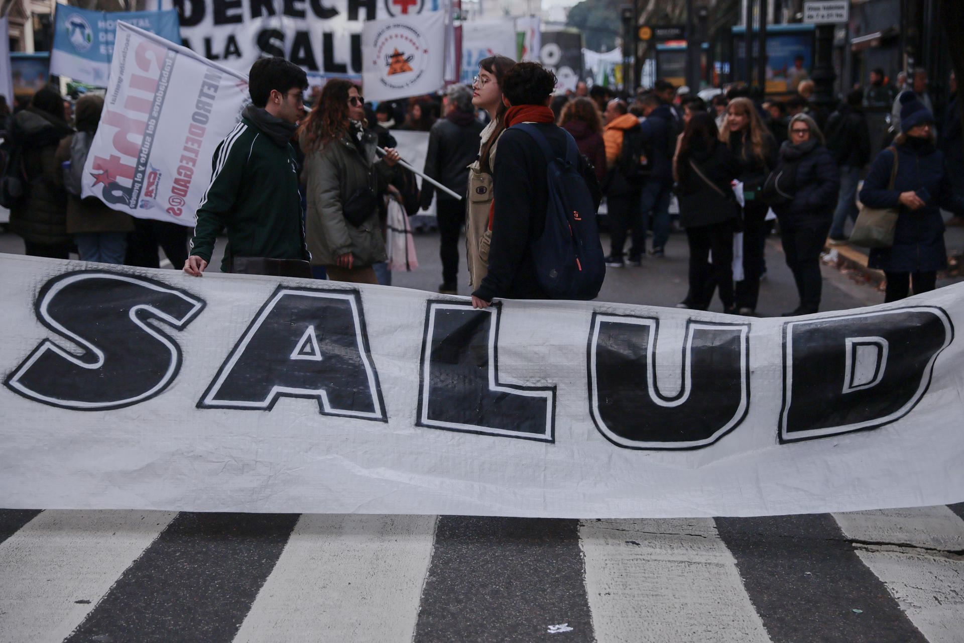 AME3531. BUENOS AIRES (ARGENTINA), 17/07/2025.- Personas participan en la 'Marcha Nacional de Salud' este jueves, en Buenos Aires (Argentina). Trabajadores del Hospital Garrahan, el mayor centro pediátrico de Argentina, realizan una marcha en reclamo de mejoras salariales. EFE/ Stringer