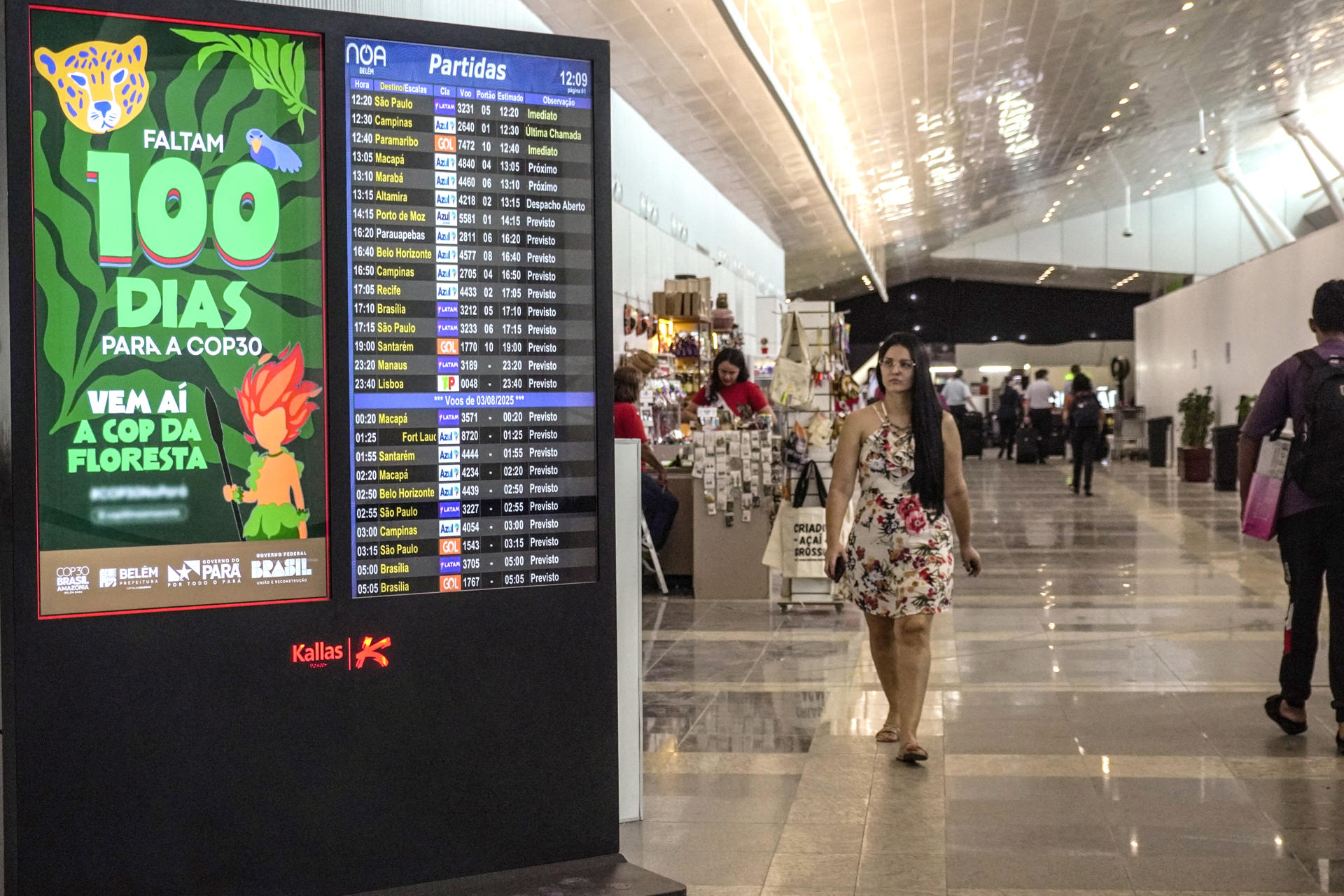 Fotografía del 02 de agosto de 2025 que muestra una persona caminando en el aeropuerto Internacional de Belém (Brasil). EFE/ Marx Vasconcelos