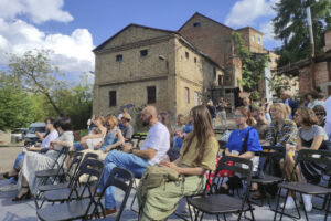 Vista de un acto celebrado en la antigua zona industrial de Luchanka, que oenegés están revitalizando en la ciudad ucraniana de Lutsk. 
EFE/Marcel Gascón