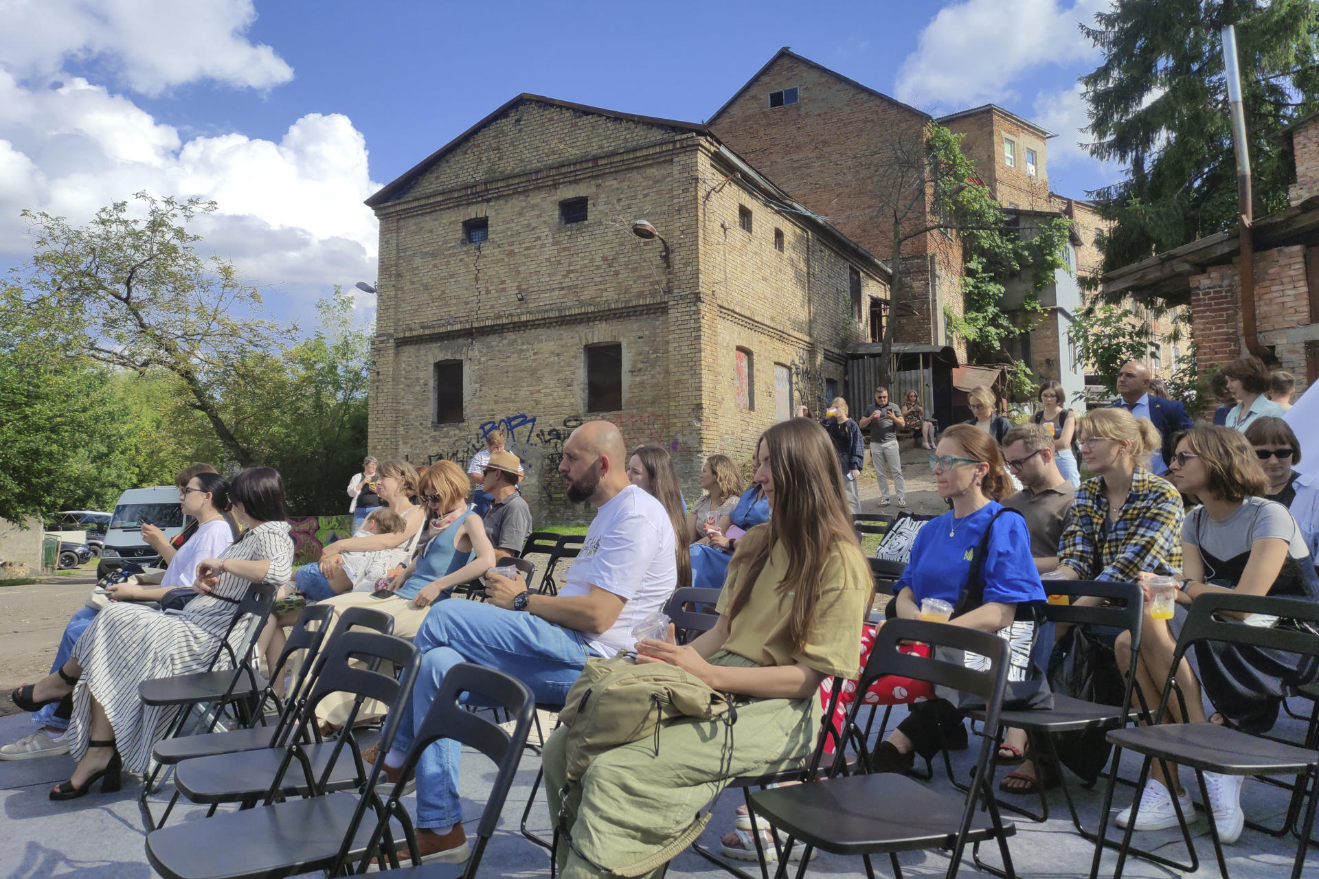 Vista de un acto celebrado en la antigua zona industrial de Luchanka, que oenegés están revitalizando en la ciudad ucraniana de Lutsk. 
EFE/Marcel Gascón