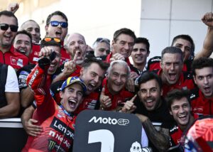 El piloto español Marc Márquez, líder del destacado del Mundial de MotoGP, tras ganar en Balatonfokajar, Hungría, en primera posición . EFE/EPA/Boglarka Bodnar