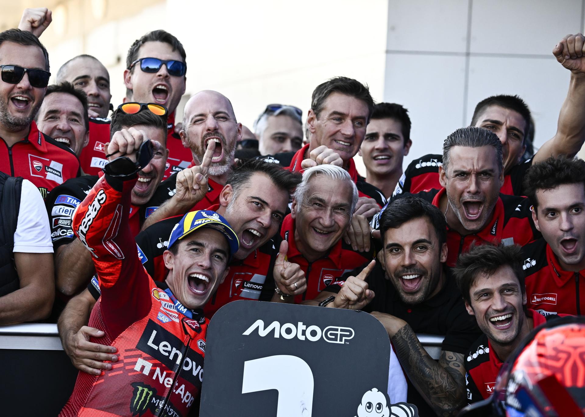 El piloto español Marc Márquez, líder del destacado del Mundial de MotoGP, tras ganar en Balatonfokajar, Hungría, en primera posición . EFE/EPA/Boglarka Bodnar