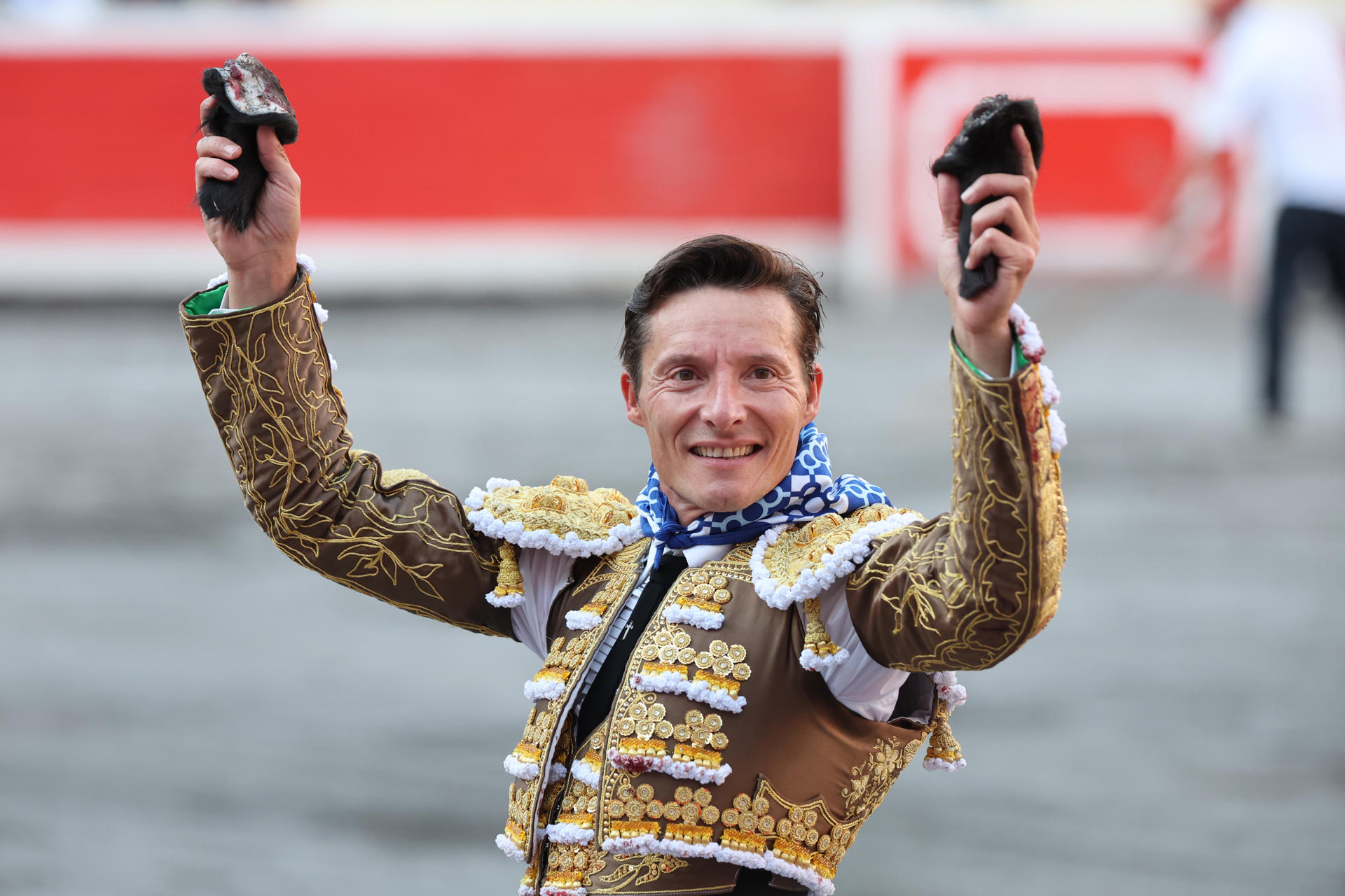 El diestro Diego Urdiales tras cortar dos orejas a su segundo astado durante el festejo correspondiente a la Semana Grande de Bilbao, este viernes. EFE/ Luis Tejido
