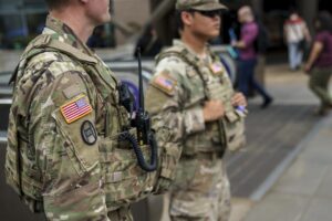 Foto de archivo de miembros de la Guardia Nacional patrullan en las afueras de la estación de metro Foggy Bottom en Washington D.C., Estados Unidos. EFE/WILL OLIVER