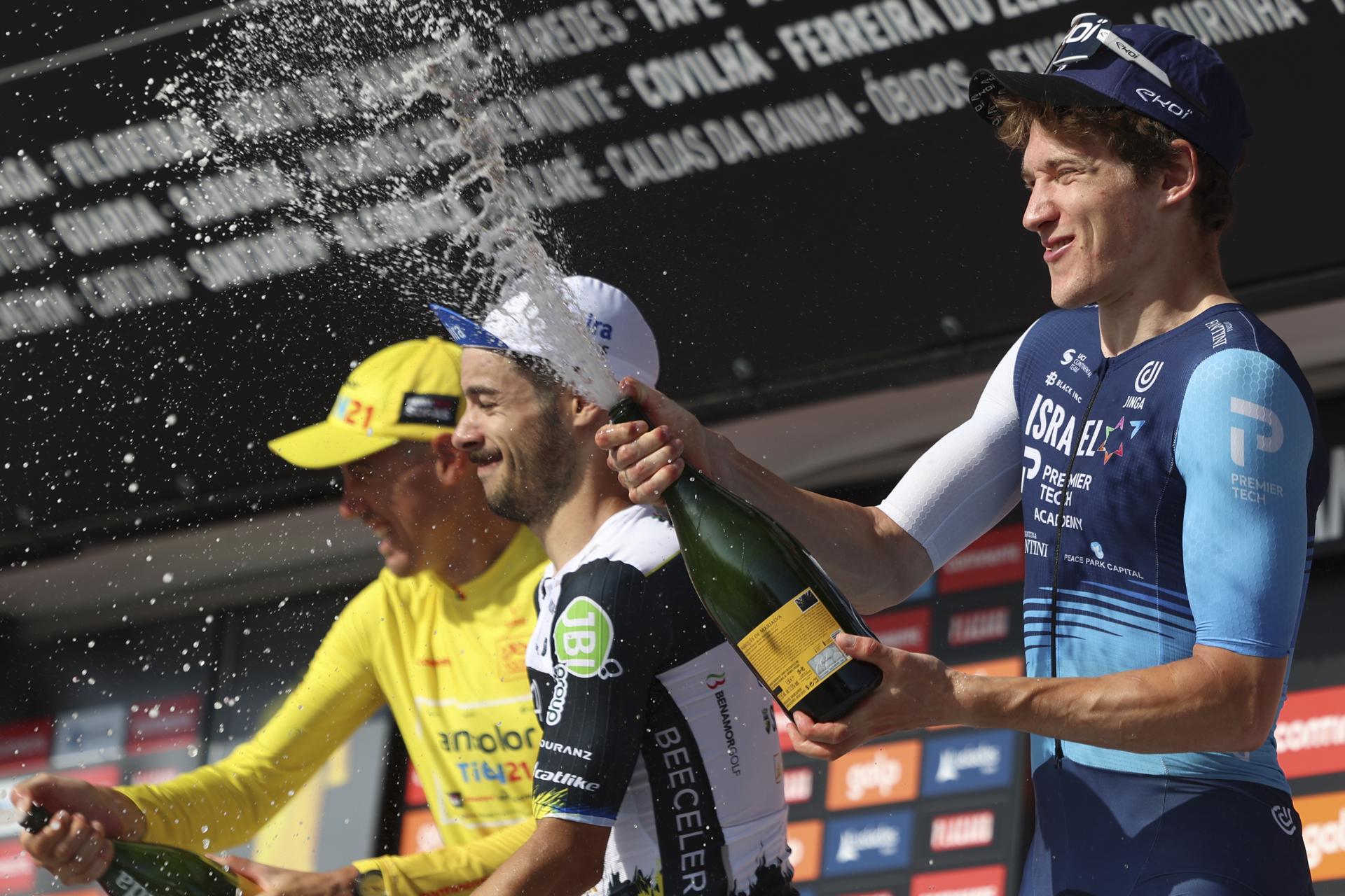 El israelí Rotem Tene superó este viernes al argentino Germán Nicolás Tivani en el esprint y se proclamó ganador de la octava etapa de la Vuelta a Portugal. EFE/EPA/TIAGO PETINGA
