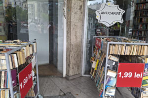 Librería de viejo y de libros antiguos en el centro de Bucarest. Las medidas de austeridad que entran en vigor este viernes en Rumanía, impuestas por el Gobierno para reducir el excesivo déficit presupuestario —el más alto de la UE— incluyen subir el IVA para los libros del 5 al 11 %, una decisión considerada por los expertos como dramática en un país donde la gente lee mucho menos que la media europea. EFE/ Alexandra Spanu