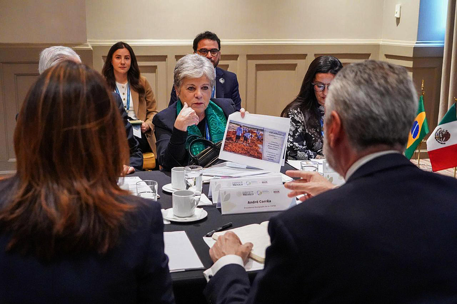 Fotografía cedida por la Secretaría de Medio Ambiente y Recursos Naturales de su titular, Alicia Bárcena (c), durante una reunión este lunes, en Ciudad de México (México). EFE/ Secretaria de Medio Ambiente y Recursos Naturales /SOLO USO EDITORIAL/ NO VENTAS/ SOLO DISPONIBLE PARA ILUSTRAR LA NOTICIA QUE ACOMPAÑA (CRÉDITO OBLIGATORIO)