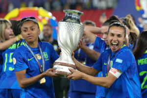 La 'Rainha' del fútbol Marta Vieira da Slva (d) y Kerolin (i) exhiben el noveno trofeo de la Copa América conquistado por Brasil este sábado en diez ediciones que se completaron este año con la versión acogida por Ecuador en su capital, Quito. EFE/ Vicente Costales