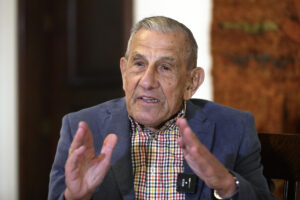 El excanciller colombiano Julio Londoño habla durante entrevista con EFE este martes, en Bogotá (Colombia). EFE/ Carlos Ortega