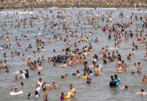 La gente se refresca en la playa en Rabat, Marruecos. EFE/EPA/Jalal Morchidi