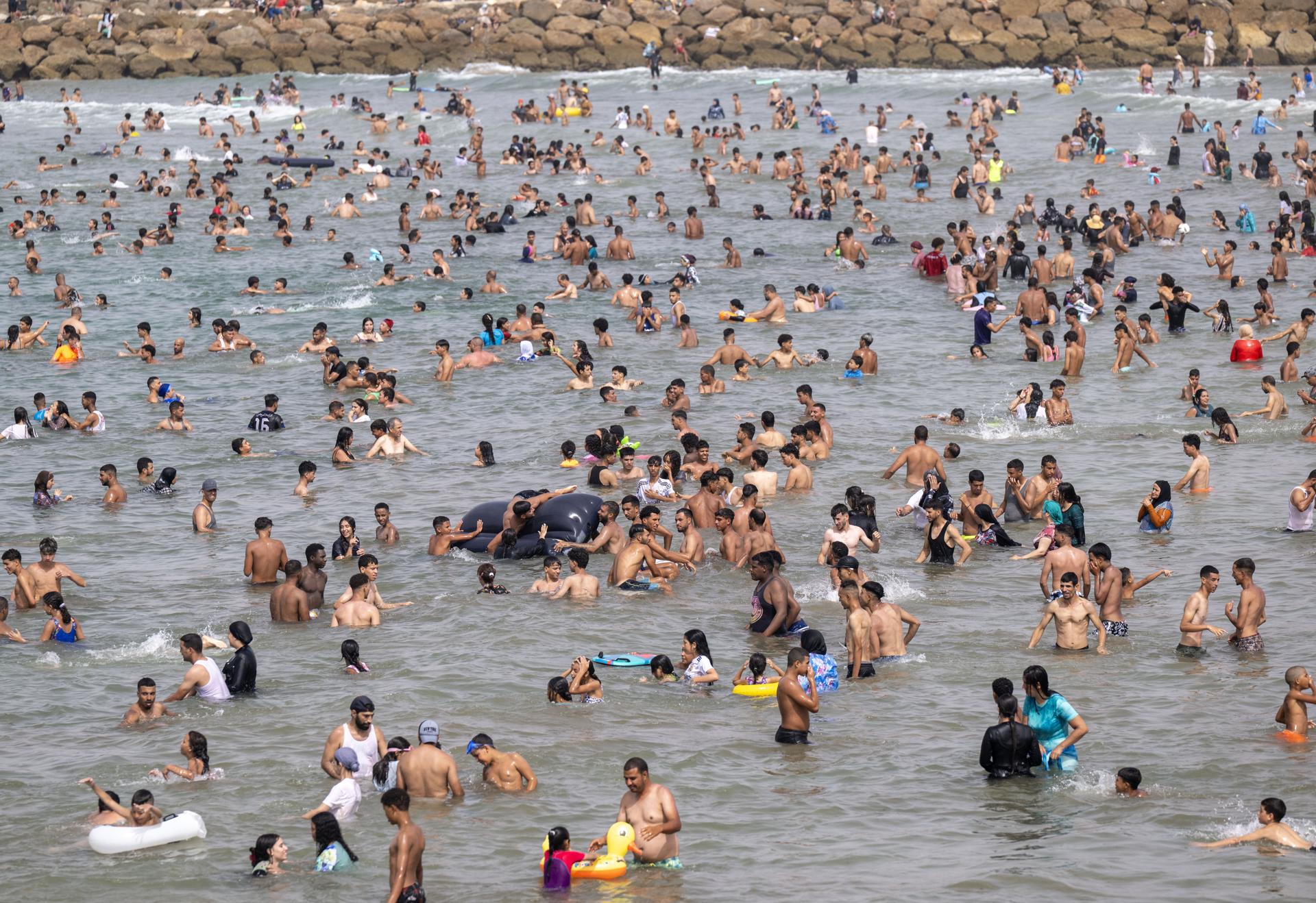 La gente se refresca en la playa en Rabat, Marruecos. EFE/EPA/Jalal Morchidi