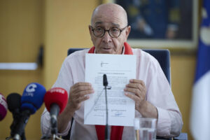 El alcalde de Noblejas, Agustín Jiménez Crespo, que ha iniciado una huelga de hambre indefinida para reclamar la construcción de un instituto de educación secundaria en la localidad, durante la rueda de prensa que ofreció este martes. EFE/Manu Reino