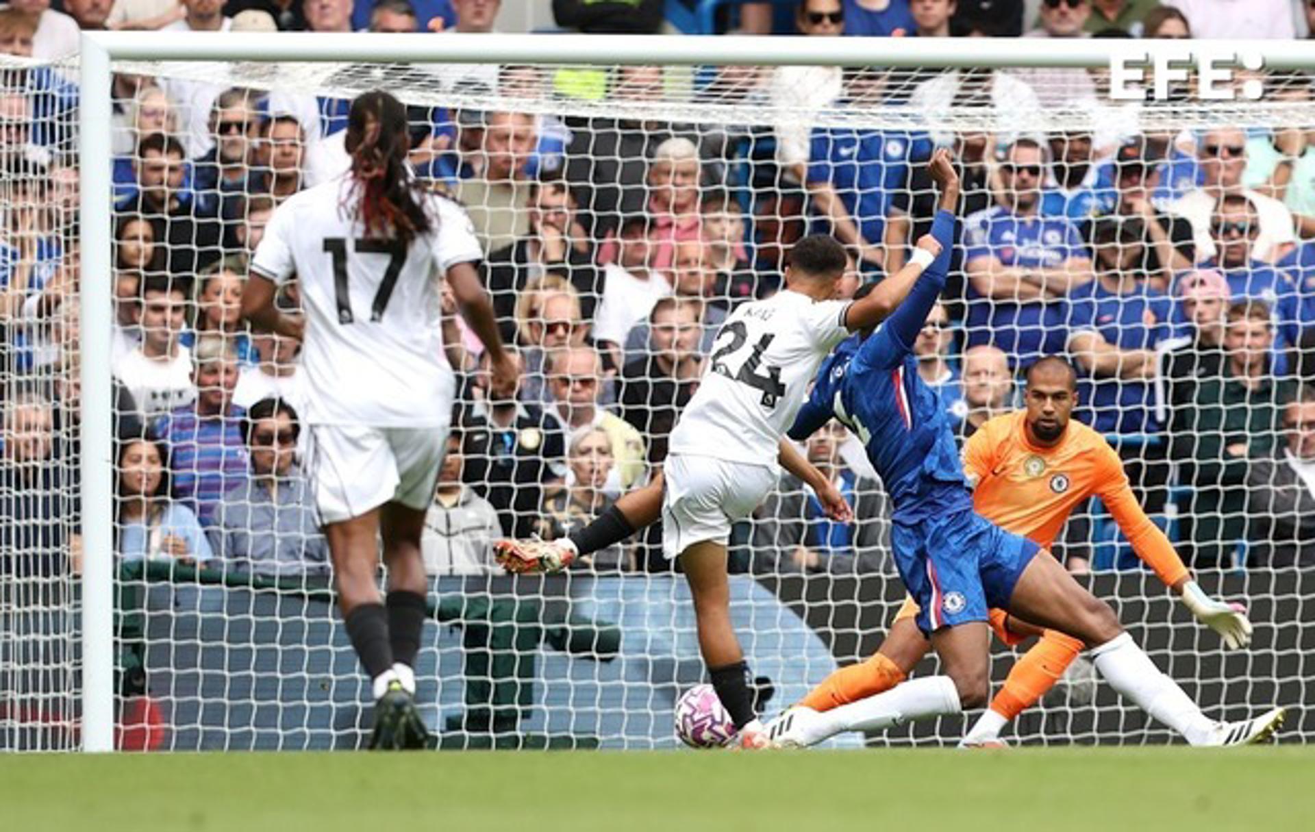 El jugador del Fulham Josh King (24) marca un gol que después fue anulado a instancias del VAR durante el partido de la Premier League que han jugado Chelsea FC y FC Fulham,en Londres, Reino Unido. EFE/EPA/DAVID CLIFF