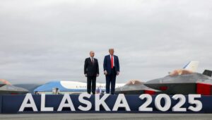 El presidente de Estados Unidos, Donald Trump (d), y el presidente de Rusia, Vladímir Putin, posan en el podio en la pista tras su llegada para asistir a una reunión en la Base Conjunta Elmendorf-Richardson en Anchorage, Alaska, EE.UU. EFE/EPA/GAVRIIL GRIGOROV/SPUTNIK/KREMLIN POOL / POOL MANDATORY CREDIT