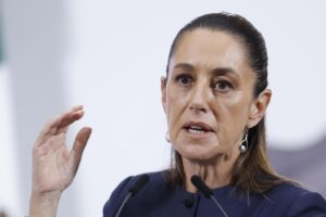 La presidenta de México, Claudia Sheinbaum, habla durante una rueda de prensa este lunes, en Palacio Nacional de Ciudad de México (México). EFE/ Sáshenka Gutiérrez