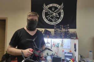 Foto archivo. Mientras se intensifica la carrera tecnológica entre Ucrania y Rusia, unos ingenieros en Járkov trabajan a contrarreloj para refinar el diseño y acelerar la producción de drones kamikaze de fibra óptica, un tipo relativamente nuevo de vehículos aéreos no tripulados que recientemente ha favorecido a Rusia en el campo de batalla. EFE/ Rostyslav Averchuk