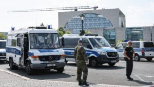 La policía asegura el área alrededor de la Cancillería con motivo de la visita del presidente ucraniano, Volodímir Zelenski, en Berlín, Alemania, el 13 de agosto de 2025. EFE/EPA/FILIP SINGER / POOL