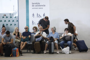 Viajeros esperan en la estación de Chamartín este jueves en el que la línea de alta velocidad ferroviaria entre Madrid y Galicia continúa interrumpida pendiente de reanudar el servicio a consecuencia del incendio en la provincia de Ourense, cuando se inicia el puente de la virgen de la Asunción, el 'ferragosto', la épcoa del año con más desplazamientos. EFE/ Chema Moya