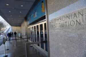 Fotografía de archivo de la entrada principal al Museo Nacional de Historia Americana, que hace parte de los museos que coordina el Instituto Smithonian, en Washington DC (EE.UU.). EFE/Lenin Nelly