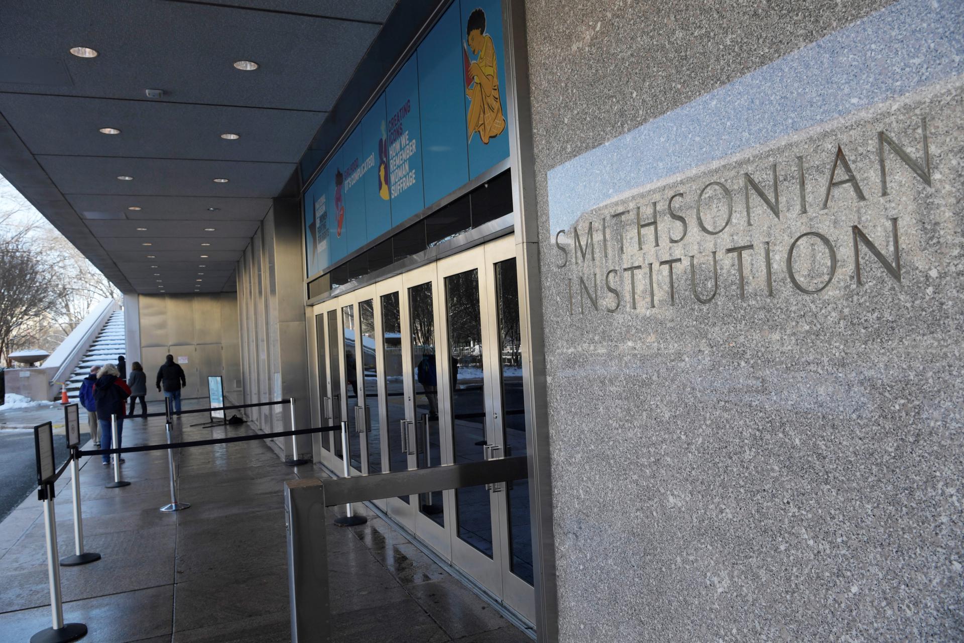 Fotografía de archivo de la entrada principal al Museo Nacional de Historia Americana, que hace parte de los museos que coordina el Instituto Smithonian, en Washington DC (EE.UU.). EFE/Lenin Nelly