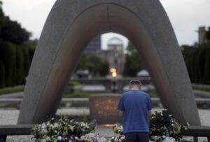 Un hombre reza ante un monumento en memoria de las víctimas de la bomba atómica en el Parque Conmemorativo de la Paz en Hiroshima, al oeste de Japón, el 5 de agosto de 2025. EFE/EPA/FRANCK ROBICHON