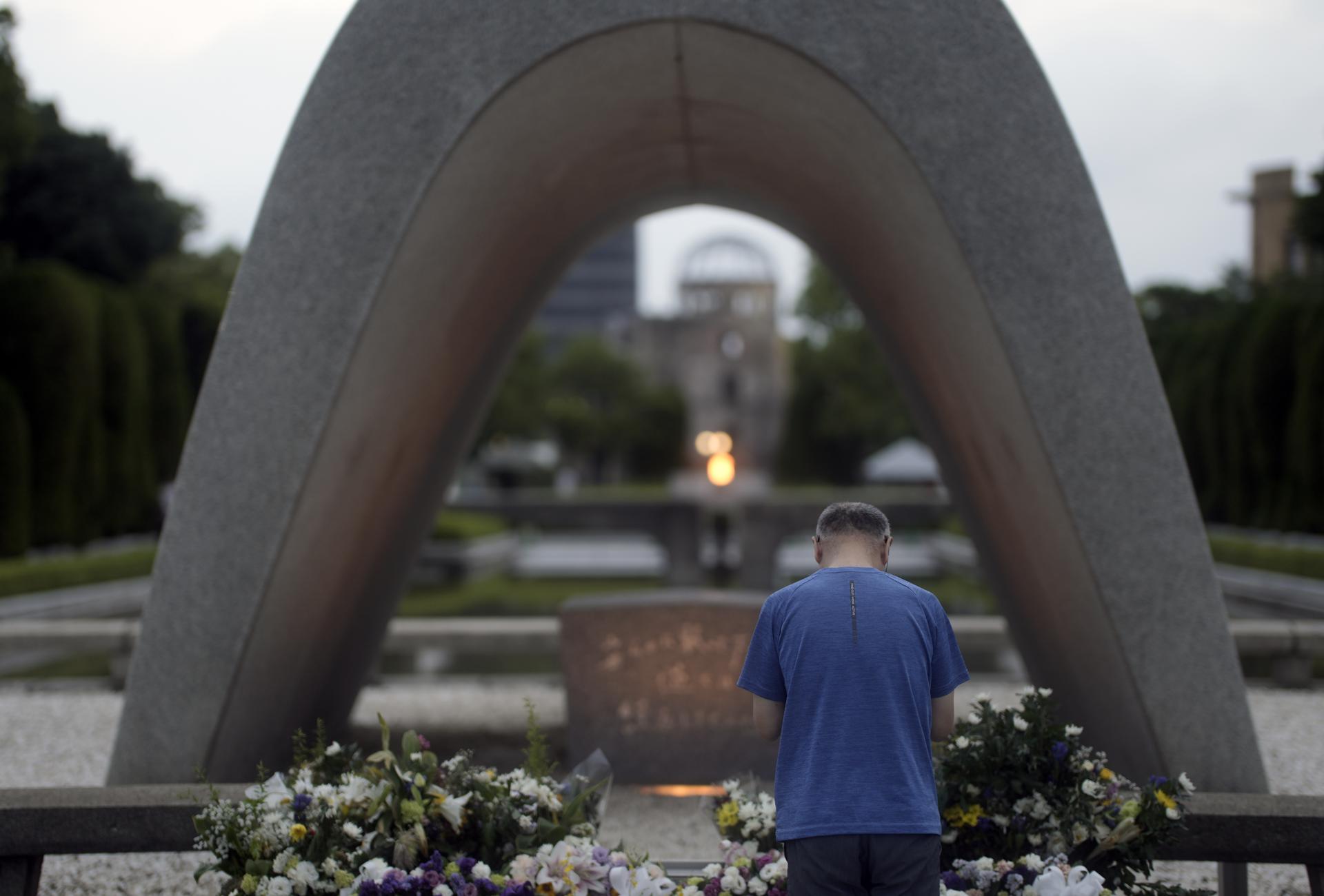 Un hombre reza ante un monumento en memoria de las víctimas de la bomba atómica en el Parque Conmemorativo de la Paz en Hiroshima, al oeste de Japón, el 5 de agosto de 2025. EFE/EPA/FRANCK ROBICHON