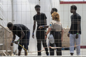 Los 49 polizones del buque remolcador Zwerver 3 procedente de Senegal que atracó ayer en Lanzarote, han pasado la noche en las carpas habilitadas en el Puerto de Arrecife. Entre los polizones podría haber 5 menores, según los servicios de emergencia. EFE/ Adriel Perdomo