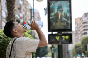 Un termómetro callejero marca 47 grados este domingo en Murcia capital. EFE/Juan Carlos Caval