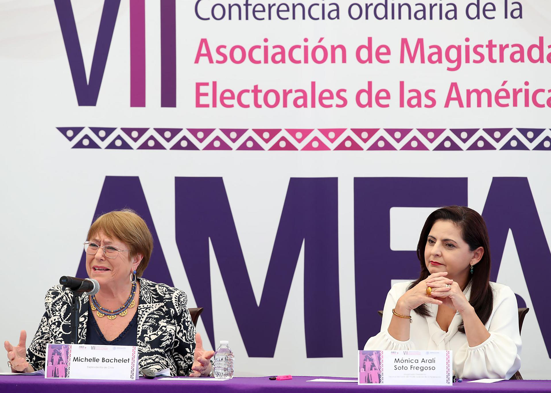 Fotografía cedida por el Tribunal Electoral del Poder Judicial de la Federación (Tepjf), de la expresidenta de Chile, Michelle Bachelet (i), y la magistrada presidenta Mónica Soto Fregoso durante una rueda de prensa este martes, en Ciudad de México (México). EFE/ TEPJF / SOLO USO EDITORIAL/NO VENTAS/SOLO DISPONIBLE PARA ILUSTRAR LA NOTICIA QUE ACOMPAÑA(CRÉDITO OBLIGATORIO)