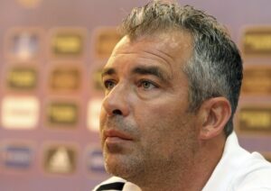 Fotografía de Katia Christodoulou, en la que puede verse en una imagen de archivo del 24 de octubre de 2012 al exfutbolista portugués Jorge Costa cuando fichó como entrenador del AEL Limassol chipriota. EFE