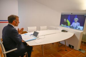 El presidente francés Emmanuel Macron (I) asiste a una videoconferencia con la presidenta de la Comisión Europea Ursula von der Leyen y el presidente de Ucrania Volodymyr Zelensky como parte de la llamada 'coalición de los dispuestos', en el Fort de Brégançon en Bormes-les-Mimosas, sur de Francia, este domingo 17 de agosto de 2025. EFE/EPA/PHILIPPE MAGONI / POOL MAXPPP OUT