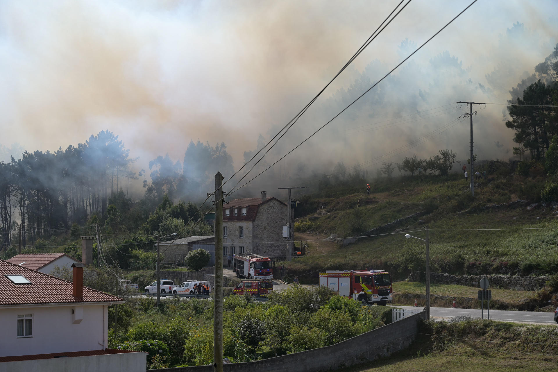 Un nuevo incendio forestal en la zona del municipio de Ponteceso (A Coruña) ha obligado a desalojar la parroquia de Corme Aldea y a activar la situación 2 por su proximidad a las casas. EFE/ Moncho Fuentes