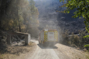 Un camión de bomberos revisando este jueves zonas quemadas en Quiroga (Lugo). EFE/ Eliseo Trigo