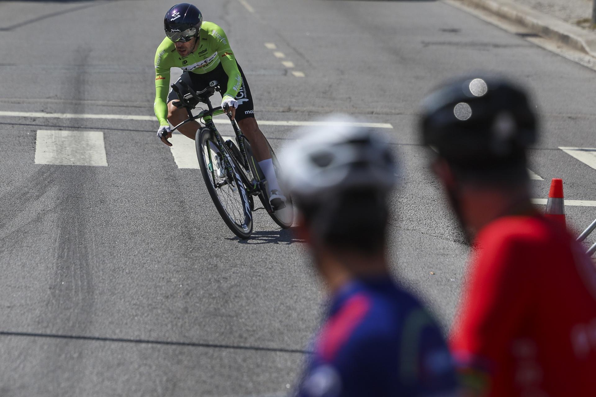 Un corredor en acción durante el prólogo de la 86 Vuelta a Portugal, de 3.4 km en MaiaEFE/EPA/TIAGO PETINGA
