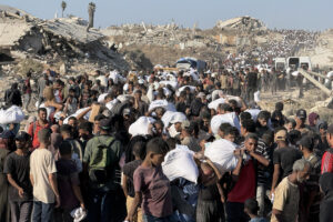 Miles de personas acuden a una zona militarizada cerca del cruce de Zikim, en el norte de la Franja de Gaza, para hacerse con harina del Programa Mundial de Alimentos. EFE/ Ahmad Awad
