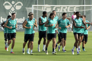 Los jugadores del Betis corren durante el entrenamiento de este domingo, previo al partido de este lunes frente al Elche, en su debut en LaLiga EA Sports. EFE/ David Arjona