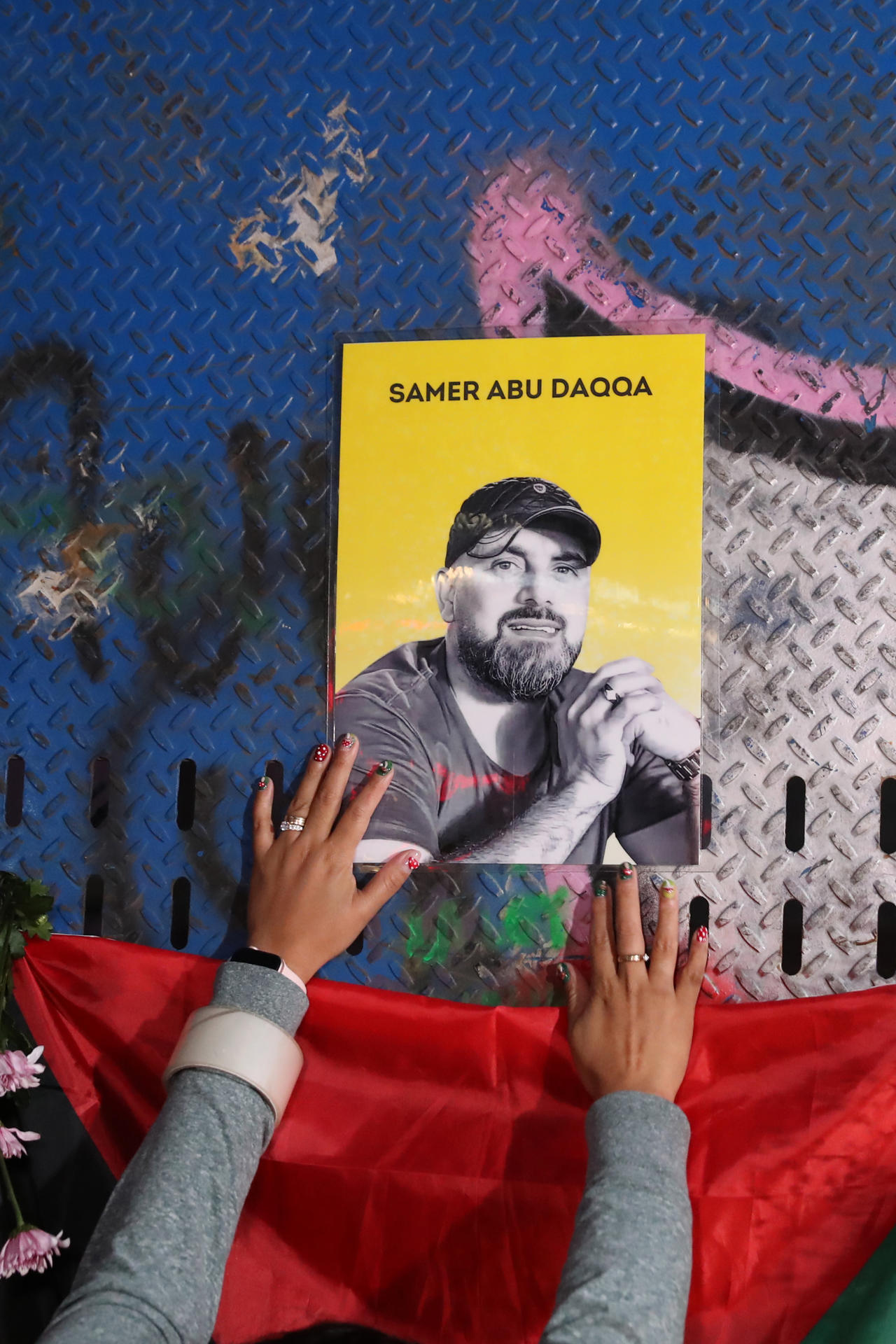 Una persona pone una imagen del periodista Samer Abu Daqqa durante la vigilia por el asesinato de seis periodistas en la Franja de Gaza, este martes, en el monumento del Angel de la Independencia en Ciudad de México (México). EFE/ Mario Guzmán
